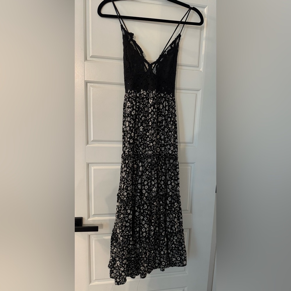 Vici Let It Be Tiered Floral Lace Midi Dress - Picture 9 of 10